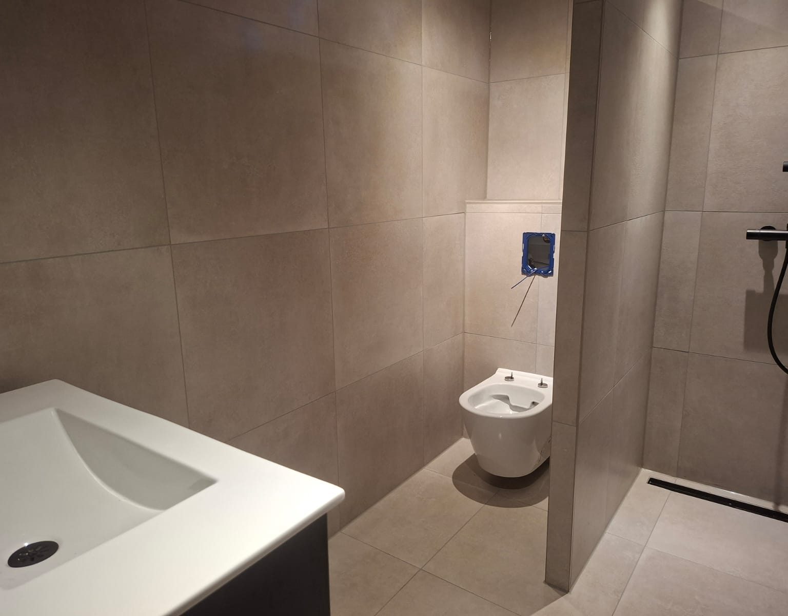 Complete badkamer voorzien van epoxyvoegen en kitwerk