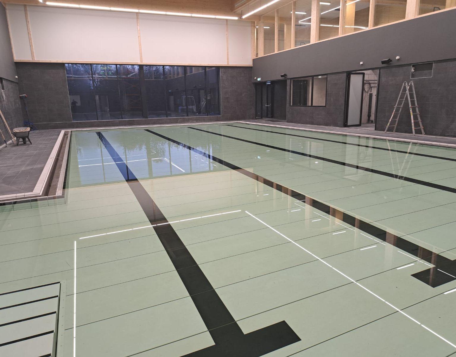 Zwembad compleet gevoegd en afgekit